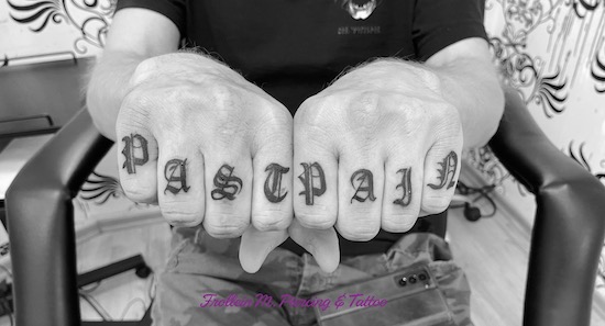 Lettering Tattoo Finger Frollein M.Piercing & Tattoo Hamburg